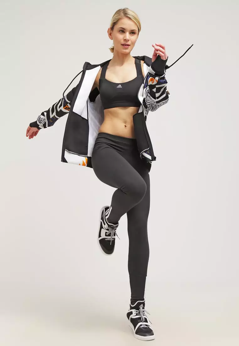 Adidas Sports Suits (100 wêne): Suitê Sporê jin û Zarokan, sêwirana Adidas Porsche, performans û medreseya rastîn 1388_51