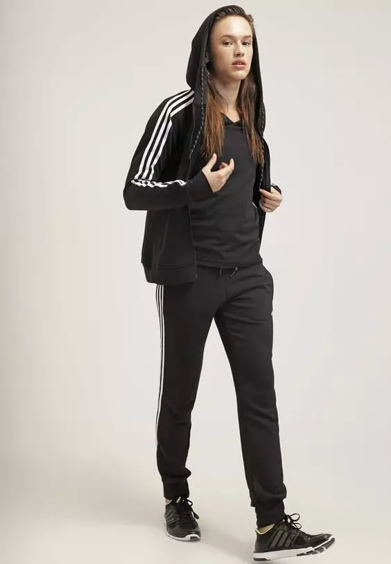 Adidas खेल सूट (100 फोटोहरू): महिला र बालबालिकाको खेल सूट, Adidas persche डिजाइन, प्रदर्शन र वास्तविक म्याड्रिड 1388_96