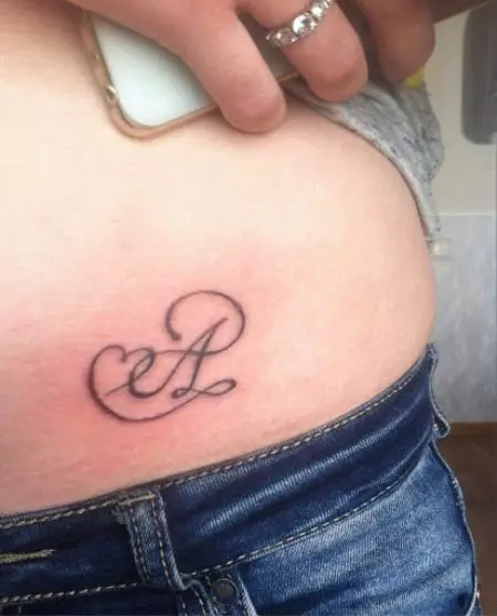 Τατουάζ με τη μορφή του γράμματος «Α»: στον καρπό στο χέρι και επί των νευρώσεων. Γράμμα «Α» με όμορφη γραμματοσειρά σε ένα κύκλο, αναστρέφεται και άλλες επιλογές, οι τιμές των τατουάζ 13893_13
