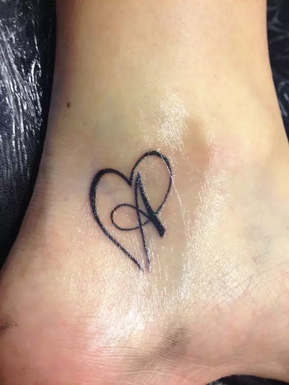 Tatuagem sob a forma da letra 