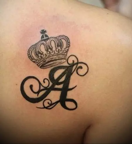 Τατουάζ με τη μορφή του γράμματος «Α»: στον καρπό στο χέρι και επί των νευρώσεων. Γράμμα «Α» με όμορφη γραμματοσειρά σε ένα κύκλο, αναστρέφεται και άλλες επιλογές, οι τιμές των τατουάζ 13893_6