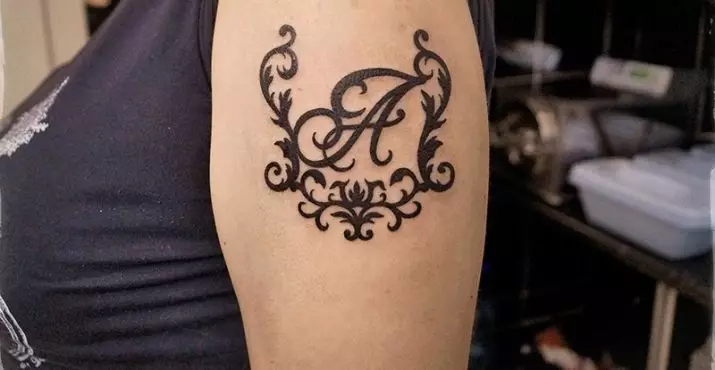 Tattoo en la formo de la litero 