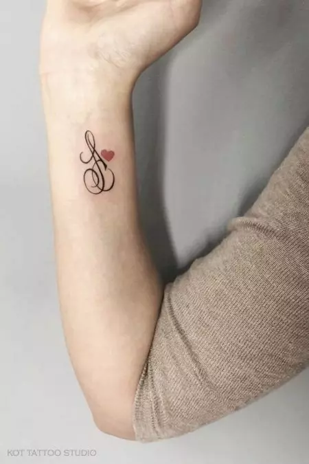 Tattoo i form av bokstaven 