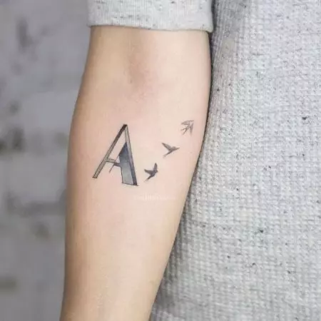 紋身以字母“a”的形式：在手上和肋骨上的手腕上。字母“a”與圓圈，倒置和其他選擇，紋身的值 13893_9