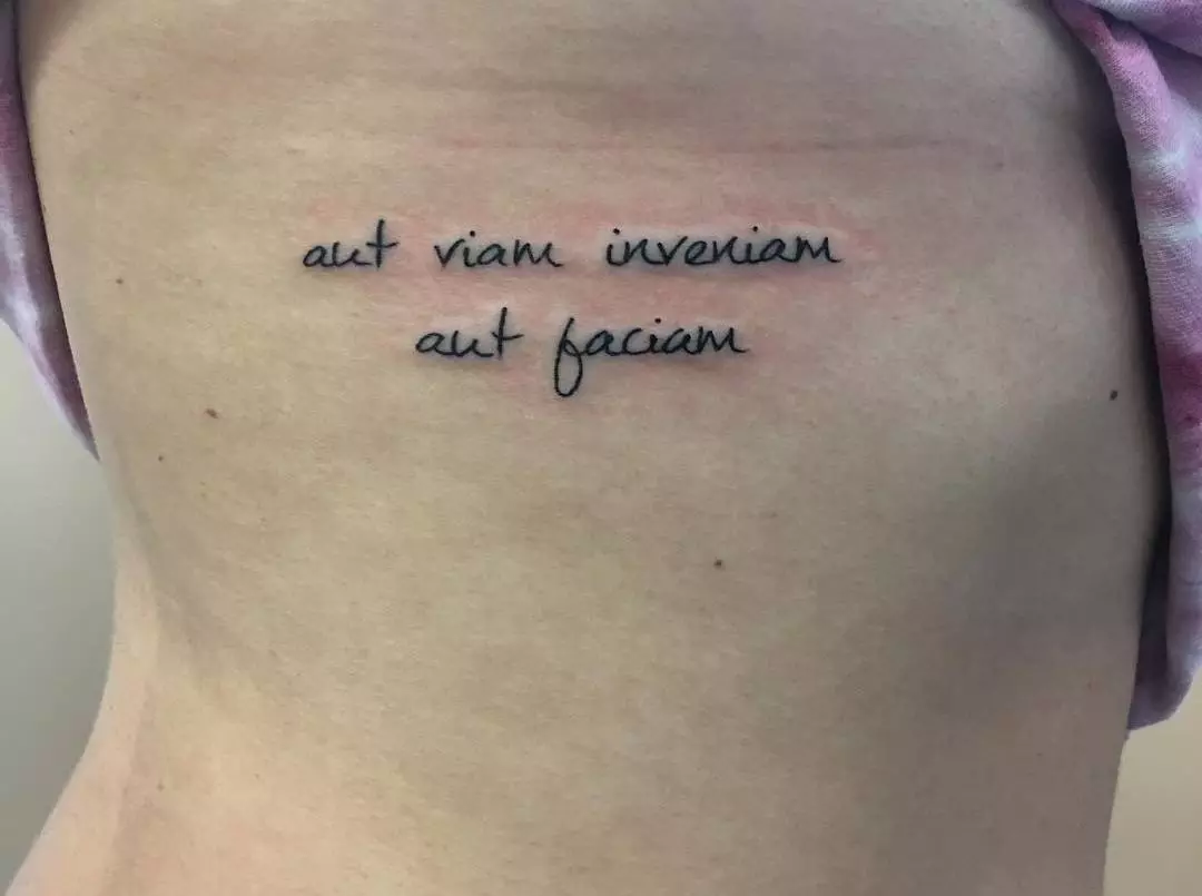 Tatuatge per a noies en forma d'inscripcions en llatí amb traducció (34 fotos): tatuatge "nascut per ser feliç" a la mà en llatí i altres opcions
