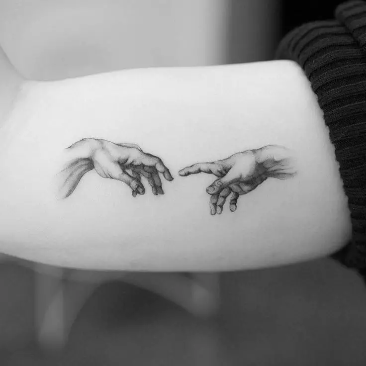 纹身“创造亚当”：纹身的价值，两只手互相伸展，胸部纹理，胸部（在边缘上）和身体的其他部位 13898_13