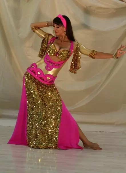 Rytų pilvo šokių kostiumai (98 nuotraukos): Graži šokio kostiumai su pakraščiais, moderniems šokiams 1389_72