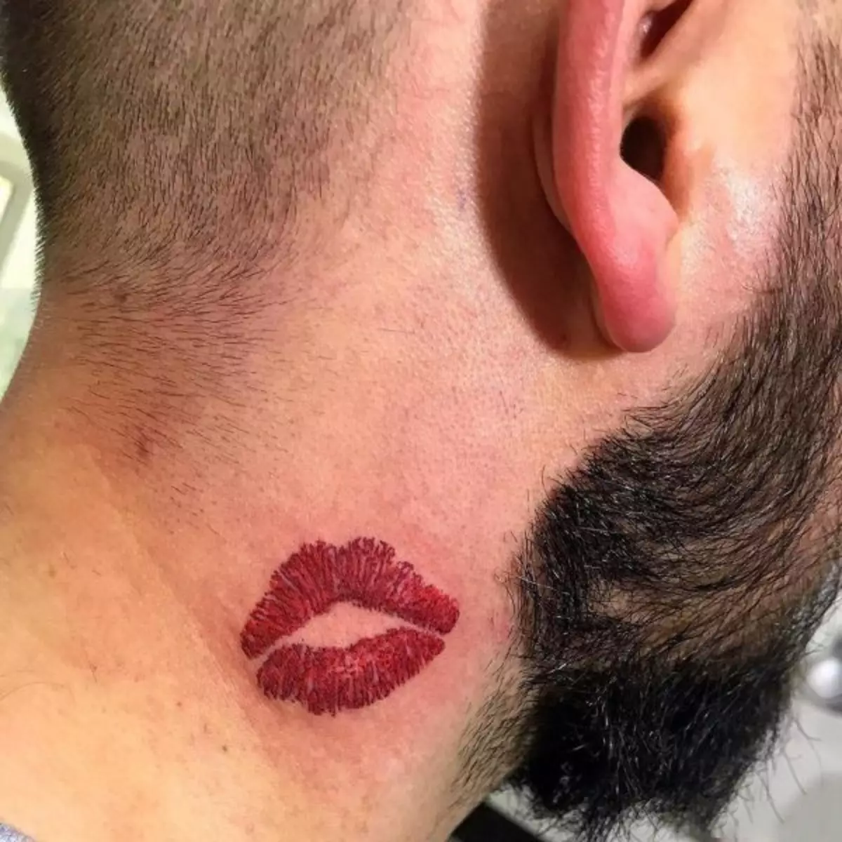 татуировка поцелуй на шее у мужчин