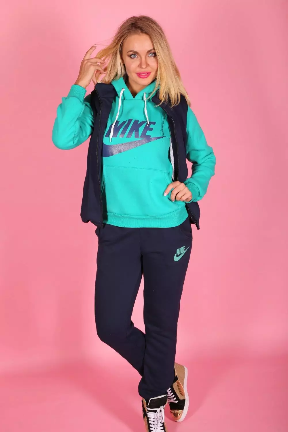 Jin Suit Sports Warm (68 wêne): Kincek germkirî ya sê, mezinan û mezinên zarokan, ji adidas 1390_9