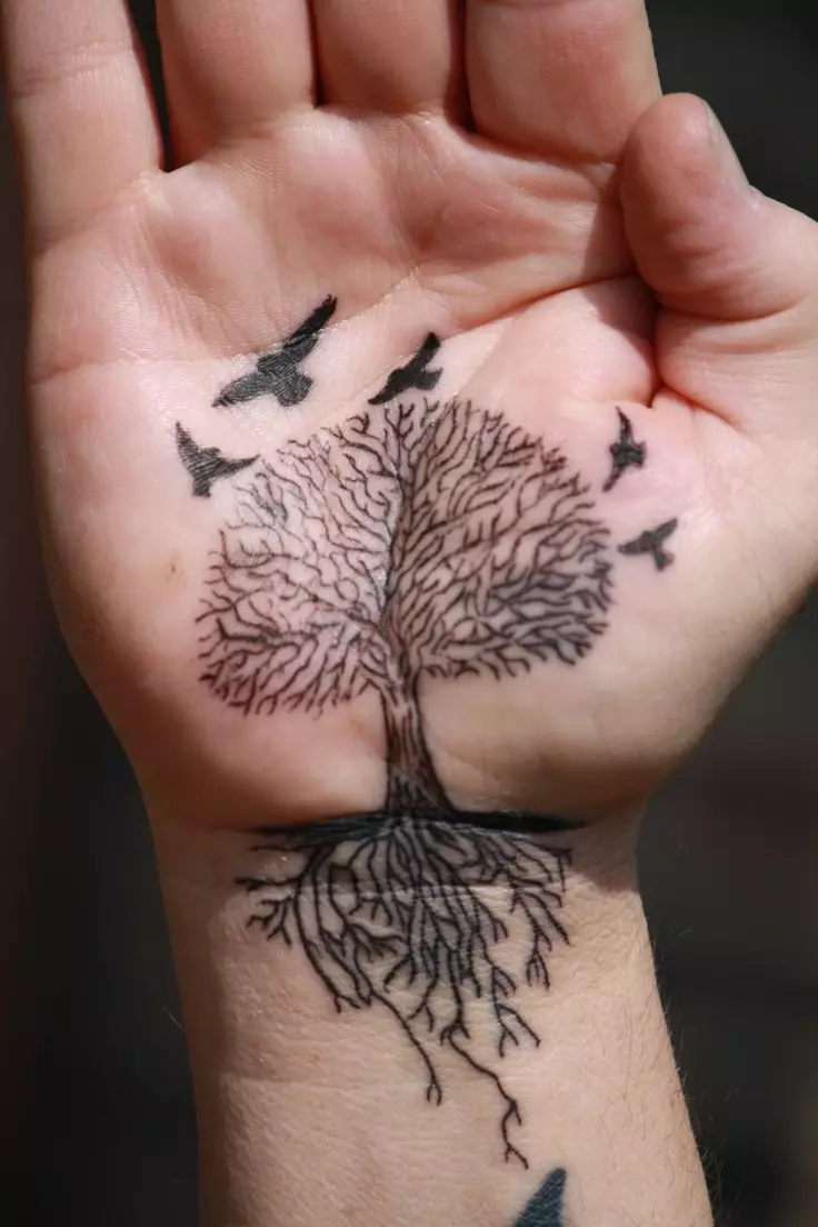 Tattoo på hånden (66 billeder): skitser, små lunger og stor tatovering. Simple Castes og smukke stjerner, smil og blomst, kort og andre ideer 13913_11