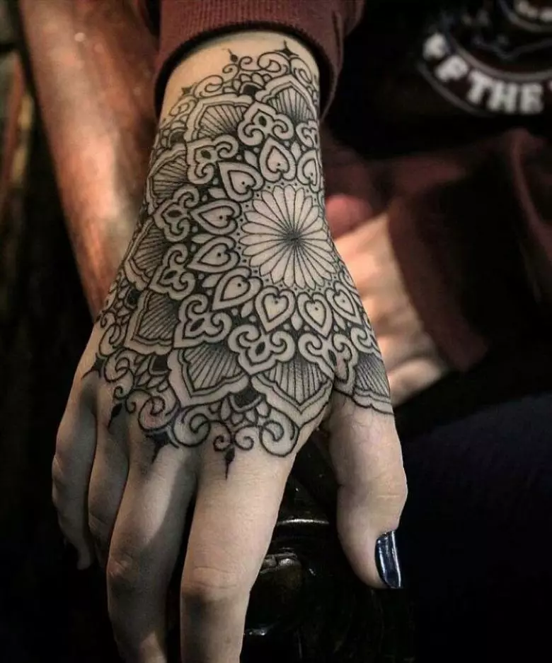 Tetovaža na ruci (66 fotografija): skice, male pluća i velika tetovaža. Jednostavne kaste i prekrasne zvijezde, osmijeh i cvijeće, kartice i druge ideje 13913_24