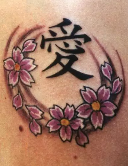 Tattoo a hannu (66 hotuna): zane-zane, ƙananan huhu da babban tattoo. Masu sauƙin sawa da kyawawan taurari, murmushi da fure, katunan da sauran dabaru 13913_30