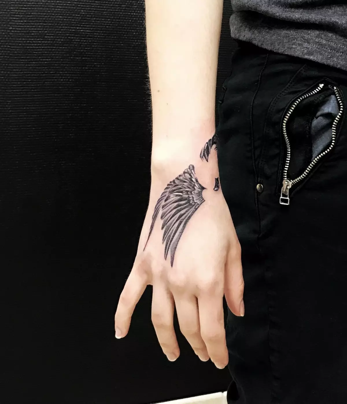 Tetovaža na ruci (66 fotografija): skice, male pluća i velika tetovaža. Jednostavne kaste i prekrasne zvijezde, osmijeh i cvijeće, kartice i druge ideje 13913_51