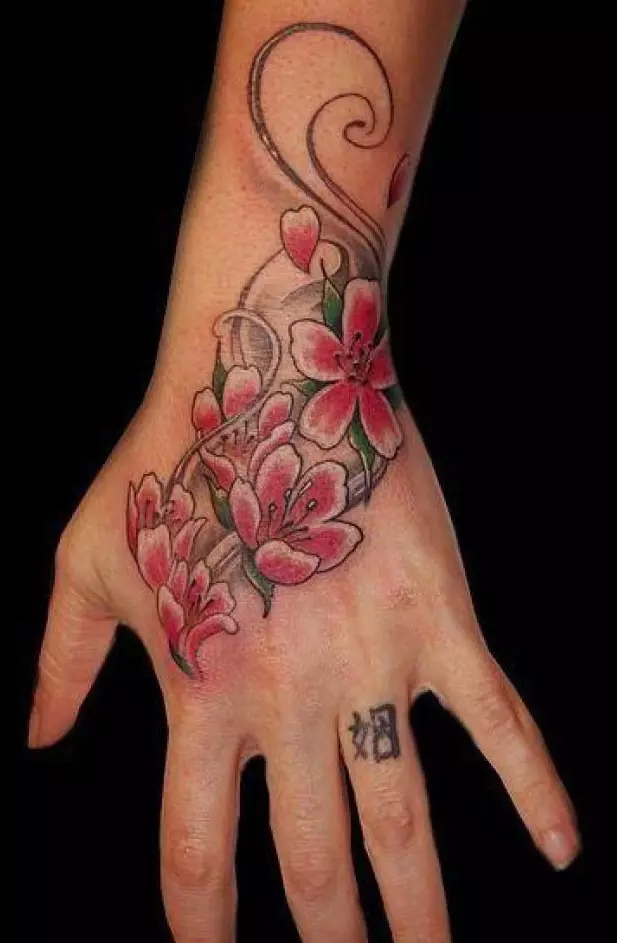 Tattoo kéznél (66 fotó): vázlatok, kis tüdő és a nagy tetoválás. Egyszerű kasztok és szép csillag, mosoly és a virág, kártya és egyéb ötletek 13913_52