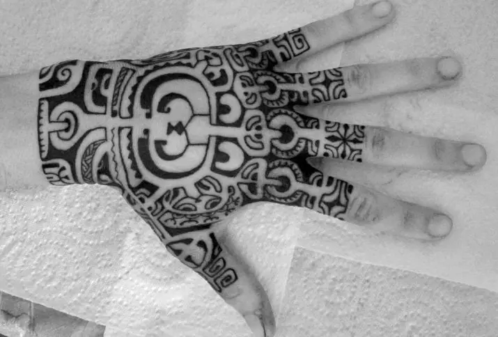 Тетоважа на рака (66 фотографии): скици, мали бели дробови и голема тетоважа. Едноставни касти и убави ѕвезди, насмевка и цвет, картички и други идеи 13913_55