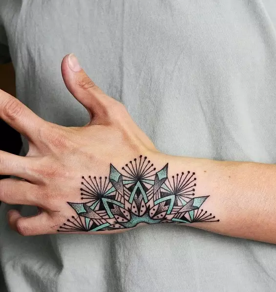 Tattoo på hånden (66 billeder): skitser, små lunger og stor tatovering. Simple Castes og smukke stjerner, smil og blomst, kort og andre ideer 13913_60