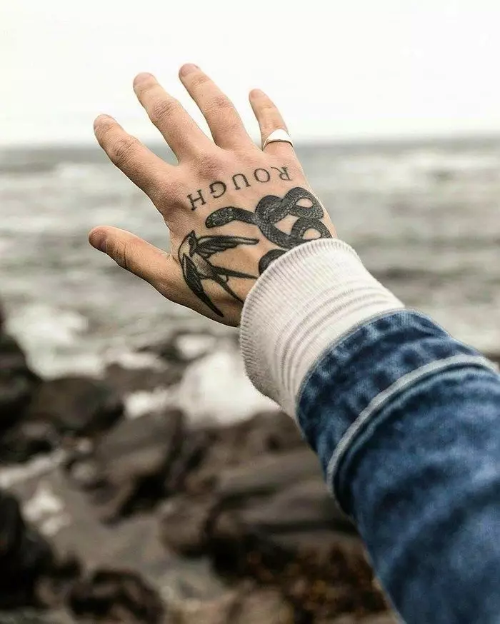 Tattoo kéznél (66 fotó): vázlatok, kis tüdő és a nagy tetoválás. Egyszerű kasztok és szép csillag, mosoly és a virág, kártya és egyéb ötletek 13913_66