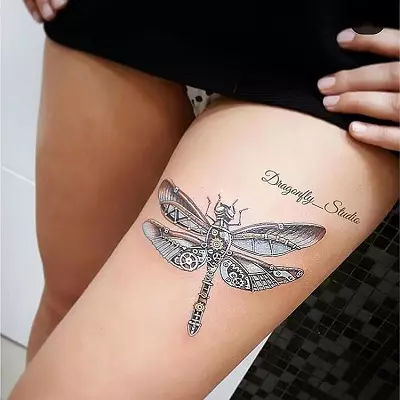 Tattoo ກັບ Dragonfly (47 ຮູບ): ມູນຄ່າຂອງການສັກຢາສໍາລັບເດັກຍິງແລະສໍາລັບຜູ້ຊາຍ, tattoos ຂະຫນາດໃຫຍ່ແລະດ້ານຫລັງ, ດ້ານຫລັງຂອງຮ່າງກາຍແລະສ່ວນອື່ນໆຂອງຮ່າງກາຍ 13916_10