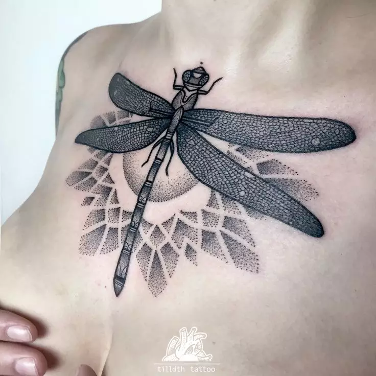 Tetování s Dragonfly (47 fotografií): Hodnota tetování pro dívky a pro muže, náčrtky mini-tetování a velké, tetování na zápěstí a na zádech, na rameni a na jiných částech těla 13916_12