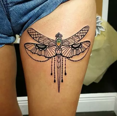 Tattoo med dragonfly (47 bilder): Värdet av tatueringar för tjejer och för män, skisser av mini-tatuering och stor, tatuering på handleden och på baksidan, på axeln och på andra delar av kroppen 13916_13