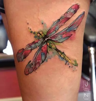Τατουάζ με dragonfly (47 φωτογραφίες): η αξία των τατουάζ για τα κορίτσια και για τους άνδρες, σκίτσα του μίνι-τατουάζ και μεγάλο, τατουάζ στον καρπό και στην πλάτη, στον ώμο και σε άλλα μέρη του σώματος 13916_15