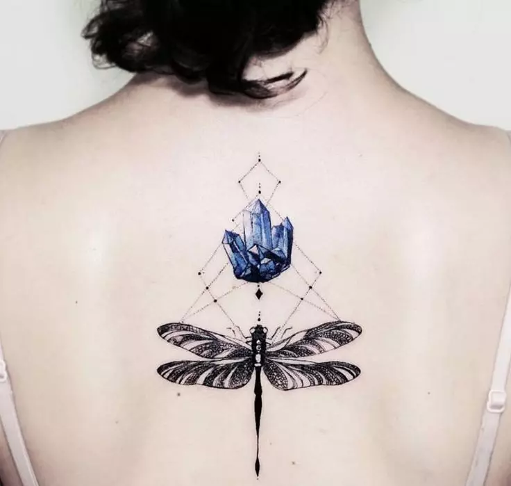 Tattoo ກັບ Dragonfly (47 ຮູບ): ມູນຄ່າຂອງການສັກຢາສໍາລັບເດັກຍິງແລະສໍາລັບຜູ້ຊາຍ, tattoos ຂະຫນາດໃຫຍ່ແລະດ້ານຫລັງ, ດ້ານຫລັງຂອງຮ່າງກາຍແລະສ່ວນອື່ນໆຂອງຮ່າງກາຍ 13916_16