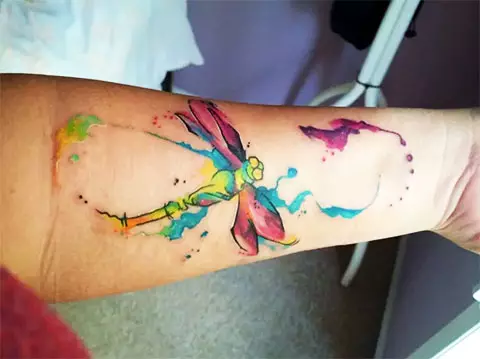 Tattoo mat Dragonfly (47 Fotoen): de Wäert vun Tattooen fir Meedercher a fir Männer, Skizzen vum Mini-Tattoo a grousse, Tattoo op de Schëller an op der Schëller 13916_17