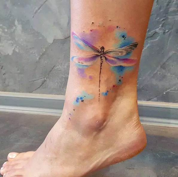 I-tattoo nge-Dragonfly (izithombe ezingama-47): Inani lama-tattoos amantombazane kanye namadoda, imidwebo ye-mini-tattoo futhi i-tattoo esihlakaleni nasemhlane, ehlombe nakwezinye izingxenye zomzimba 13916_18