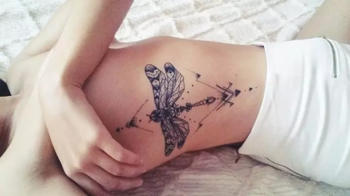 Tattoo met Dragonfly (47 foto's): de waarde van tatoeages voor meisjes en voor mannen, schetsen van de mini-tatoeage en grote, tatoeage op de pols en op de achterkant, op de schouder en op andere delen van het lichaam 13916_2