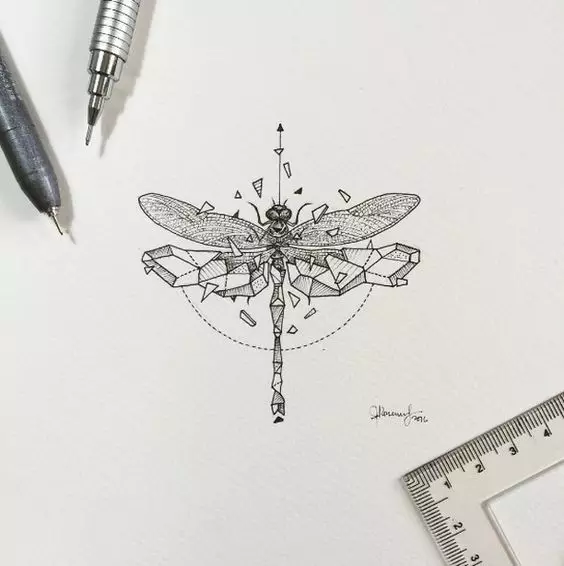 Tattoo ກັບ Dragonfly (47 ຮູບ): ມູນຄ່າຂອງການສັກຢາສໍາລັບເດັກຍິງແລະສໍາລັບຜູ້ຊາຍ, tattoos ຂະຫນາດໃຫຍ່ແລະດ້ານຫລັງ, ດ້ານຫລັງຂອງຮ່າງກາຍແລະສ່ວນອື່ນໆຂອງຮ່າງກາຍ 13916_23