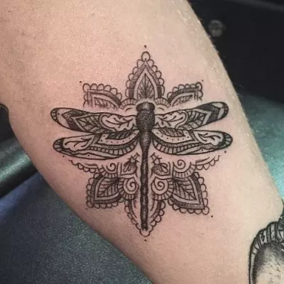 Tattoo kun Dragonfly (47 fotoj): la valoro de tatuoj por knabinoj kaj por viroj, skizoj de la mini-tatuo kaj granda, tatuo sur la pojno kaj malantaŭe, sur la ŝultro kaj sur aliaj partoj de la korpo 13916_26