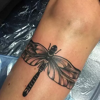 Tattoo koos Dragonfly (47 fotot): tätoveeringute väärtus tüdrukutele ja meestele, mini-tätoveeringu visandid ja suured tätoveeringud randmele ja seljale, õlale ja muudele kehaosadele 13916_27