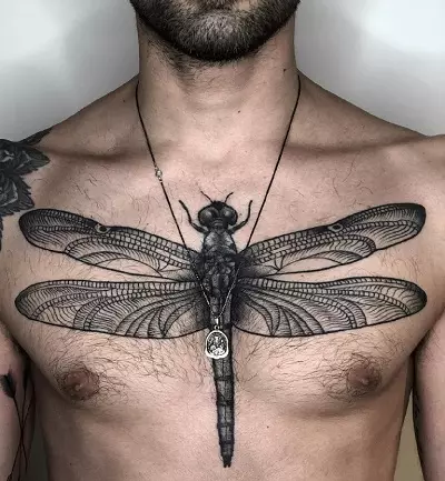 Tattoo na Dragonfly (Picha 47): Thamani ya tattoo kwa wasichana na kwa wanaume, michoro ya mini-tattoo na kubwa, tattoo juu ya mkono na nyuma, juu ya bega na sehemu nyingine za mwili 13916_28