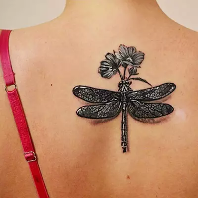 Tetovanie s dragonfly (47 fotografií): hodnota tetovania pre dievčatá a pre mužov, náčrty mini-tetovanie a veľké, tetovanie na zápästí a na chrbte, na ramene a na iných častiach tela 13916_29
