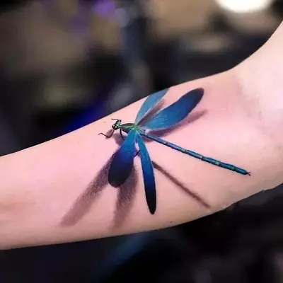 Tattoo ine dragonfly (47 photos): Iko kukosha kweTattoos kune vasikana uye kune varume, mini-tattoo uye yakakura, tattoo pachiuno uye kumashure, pane dzimwe nzvimbo dzemuviri 13916_30