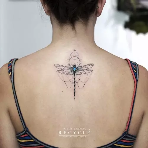 Tattoo bi Dragonfly (47 Wêneyên): Nirxa Tattoos ji bo keçan û ji bo mêran, skîzên mini-tattoo û mezin, tattoo li ser dest û li ser milê û li ser milê laş 13916_32