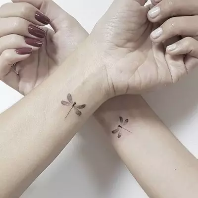 Tattoo kun Dragonfly (47 fotoj): la valoro de tatuoj por knabinoj kaj por viroj, skizoj de la mini-tatuo kaj granda, tatuo sur la pojno kaj malantaŭe, sur la ŝultro kaj sur aliaj partoj de la korpo 13916_33