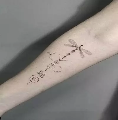 Tetovējums ar Dragonfly (47 fotogrāfijas): tetovējumu vērtība meitenēm un vīriešiem, mini-tetovēšanas skicēm un lieliem, tetovējums uz plaukstas locītavas un uz muguras, uz pleca un uz citām ķermeņa daļām 13916_34