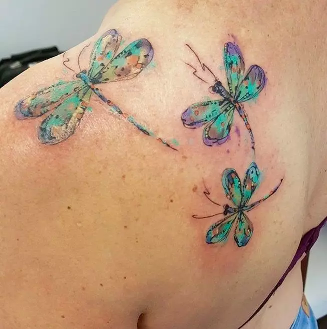 Tattoo ກັບ Dragonfly (47 ຮູບ): ມູນຄ່າຂອງການສັກຢາສໍາລັບເດັກຍິງແລະສໍາລັບຜູ້ຊາຍ, tattoos ຂະຫນາດໃຫຍ່ແລະດ້ານຫລັງ, ດ້ານຫລັງຂອງຮ່າງກາຍແລະສ່ວນອື່ນໆຂອງຮ່າງກາຍ 13916_4