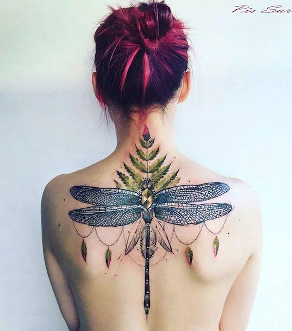 Τατουάζ με dragonfly (47 φωτογραφίες): η αξία των τατουάζ για τα κορίτσια και για τους άνδρες, σκίτσα του μίνι-τατουάζ και μεγάλο, τατουάζ στον καρπό και στην πλάτη, στον ώμο και σε άλλα μέρη του σώματος 13916_43