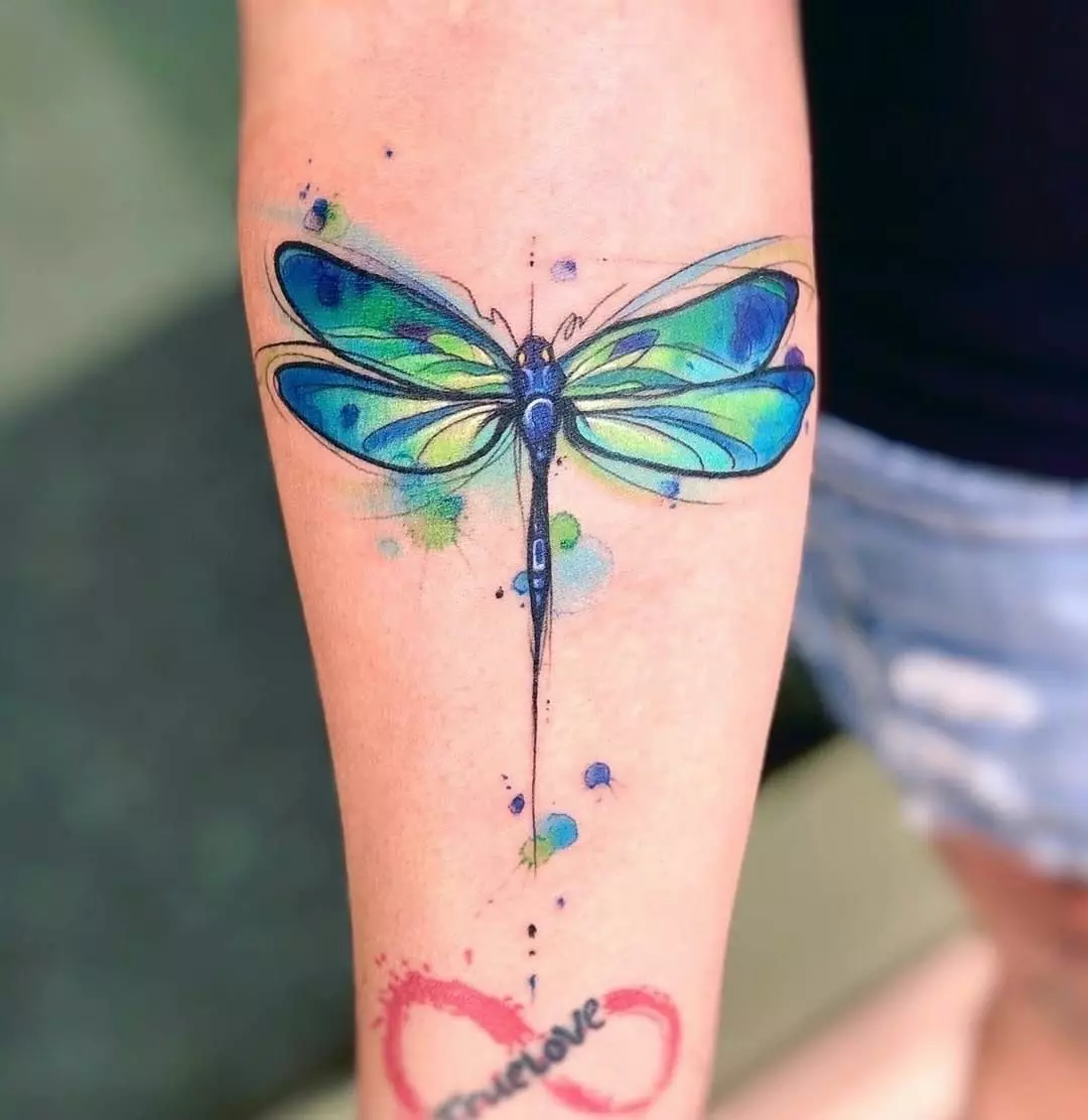 Tattoo con libélula (47 fotos): O valor dos tatuajes para nenas e para homes, bosquexos do mini-tatuaxe e grande, tatuaxe no pulso e na parte traseira, no ombreiro e noutras partes do corpo 13916_44