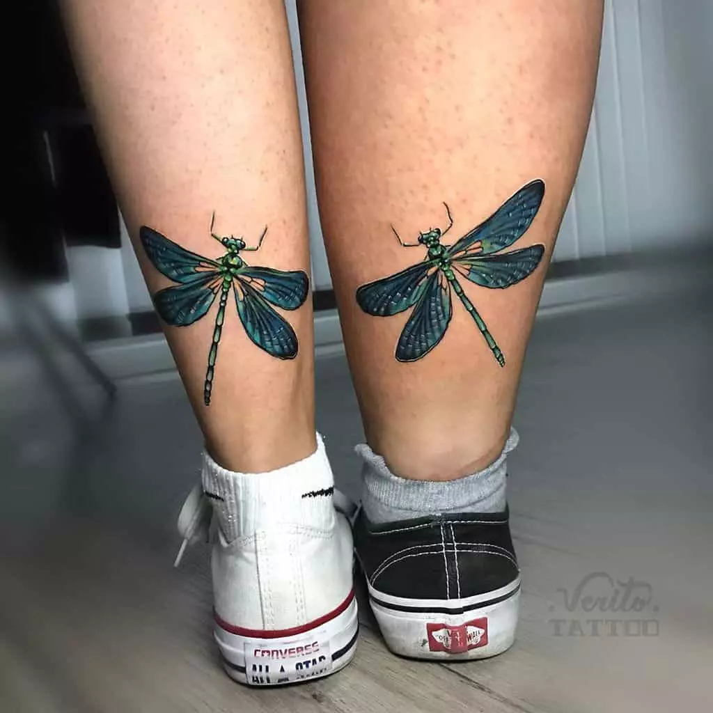 Tattoo Dragonfly (47 kuvaa): Tattooksen arvo tytöille ja miehille, mini-tatuoinnin luonnokset ja suuri, tatuointi ranteessa ja takana, olkapäässä ja muissa kehon osissa 13916_46