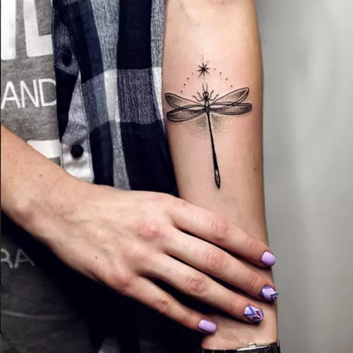 Tattoo med dragonfly (47 bilder): Värdet av tatueringar för tjejer och för män, skisser av mini-tatuering och stor, tatuering på handleden och på baksidan, på axeln och på andra delar av kroppen 13916_6