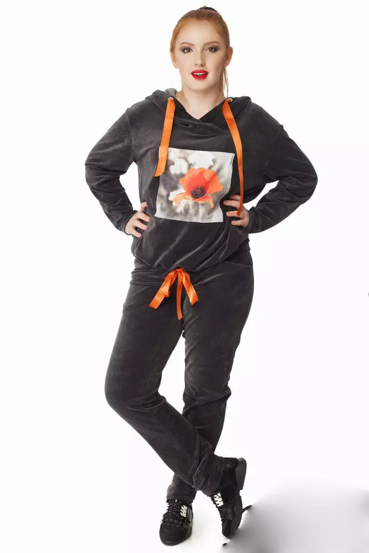 Велюрові жіночі спортивні костюми (95 фото): костюми великих розмірів з велюру, брендові і зі стразами, в чорному кольорі 1391_24