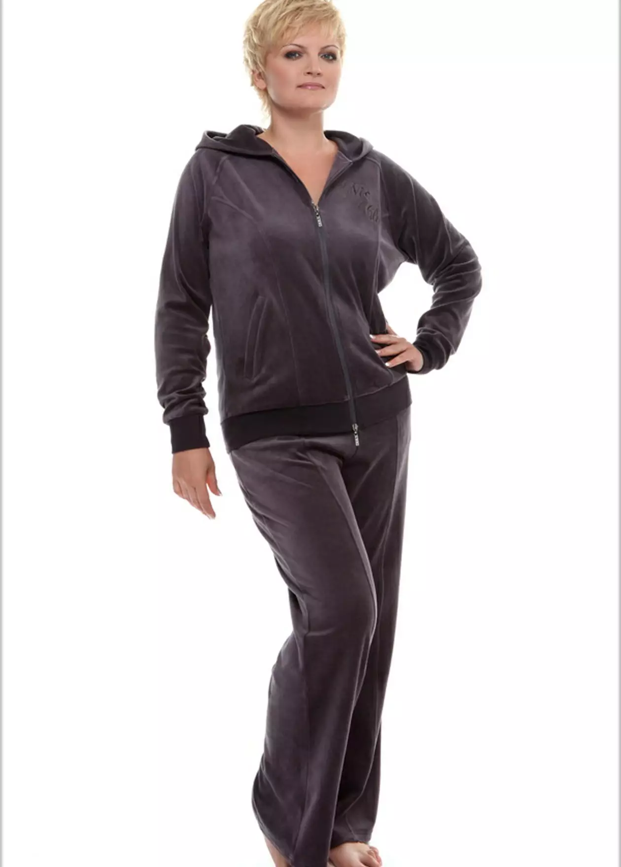 Pakaian olahraga wanita vellar (95 foto): kostum ukuran besar dari velour, bermerek dan rhinestones, dalam warna hitam 1391_26
