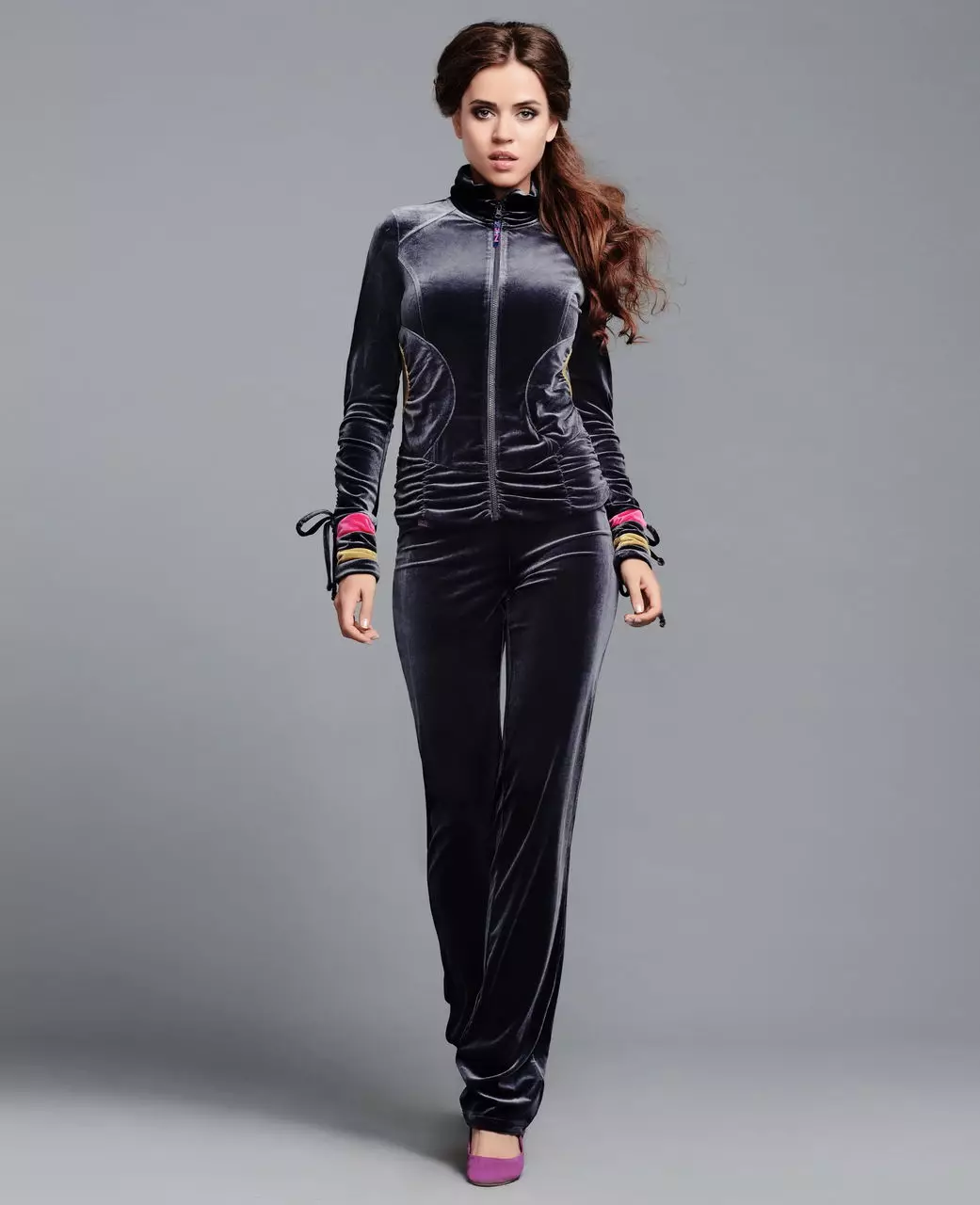 Vellar נשים חליפות ספורט (95 תמונות): תלבושות של גדלים גדולים מ Velor, ממותגים אבני חן, בשחור 1391_3