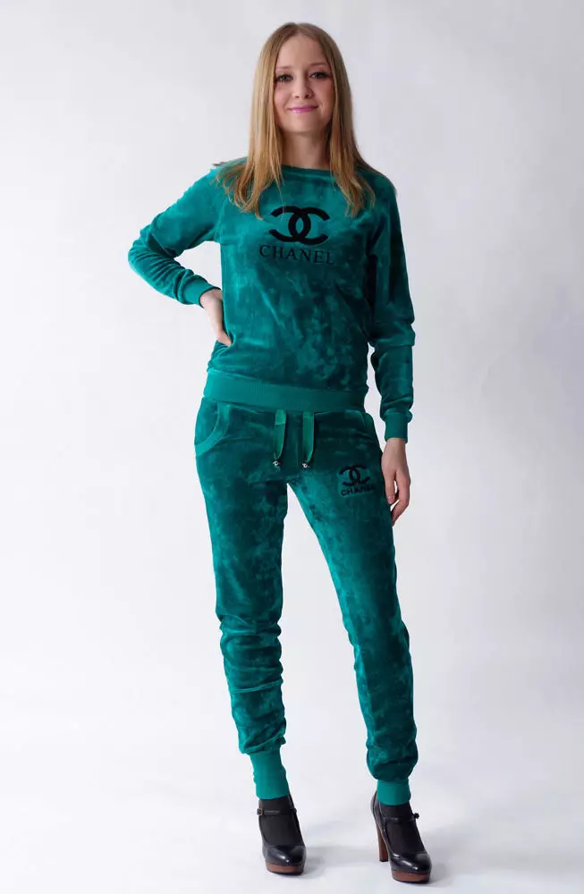 Vellar Women's Sports Suits (95 Bilder): Kostymer av store størrelser fra Velour, Branded og Rhinestones, i svart 1391_77