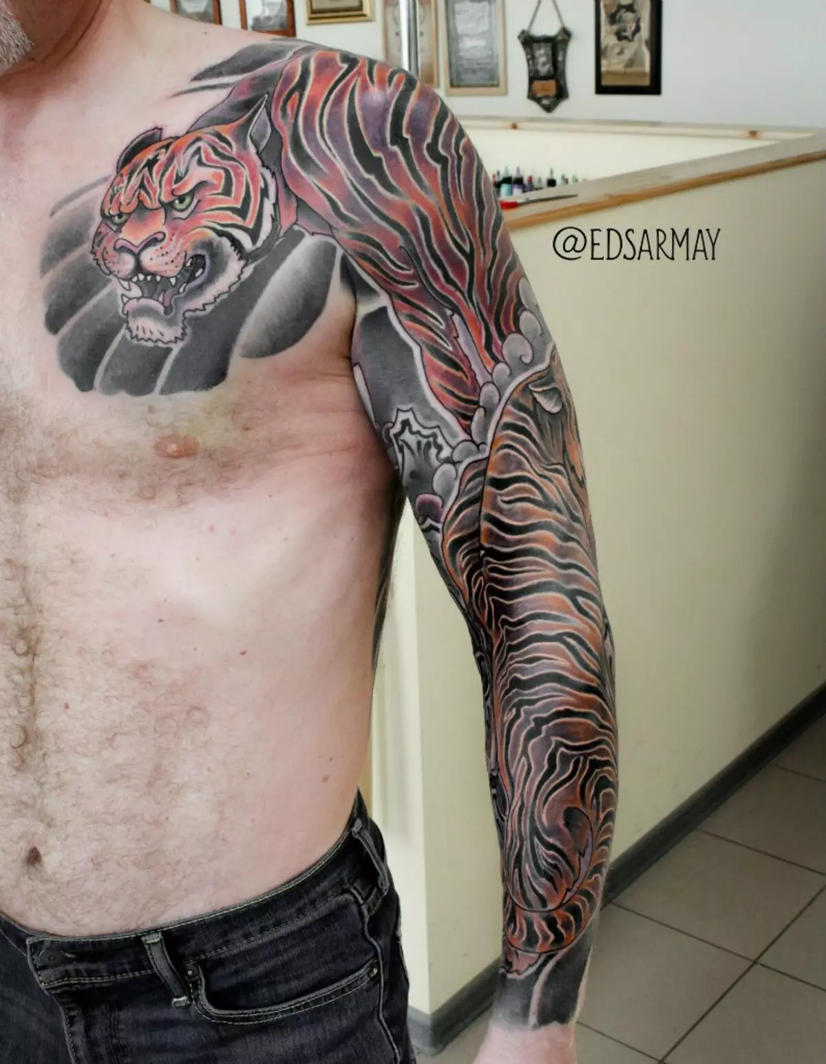 იაპონიის Tattoo Sleeves: იაპონური tattoo სკეტჩები, შავი და თეთრი და ფერადი. ნახევრად აუქციონი და მთელი 