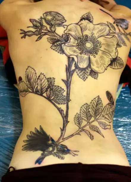 Tattoo Graving: Skizzen vun Tattooen, Feature vun engem gravéierten Stil, en Tattoo an der Form vun den Uewen an aner Zeechnungen Optiounen 13929_26