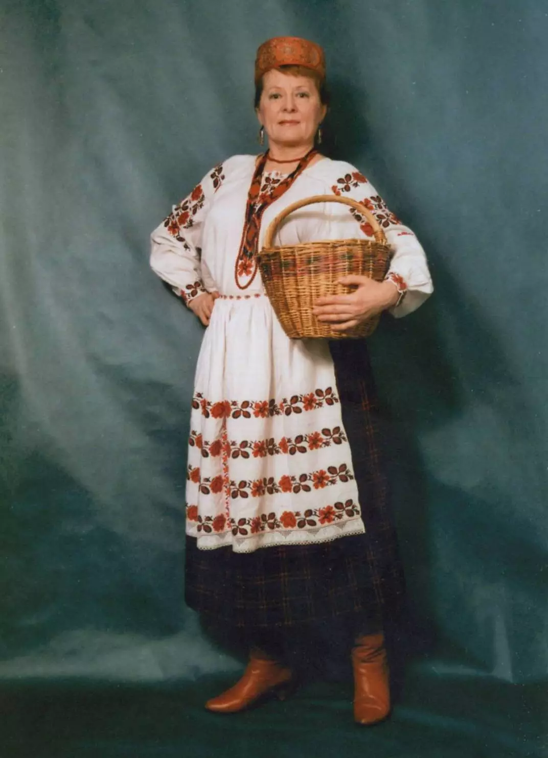 Costumul național din Belarus (67 fotografii): Elemente ale costumului folcloric al femeilor din Belarus, Costume naționale pentru copii, iarnă 1392_13
